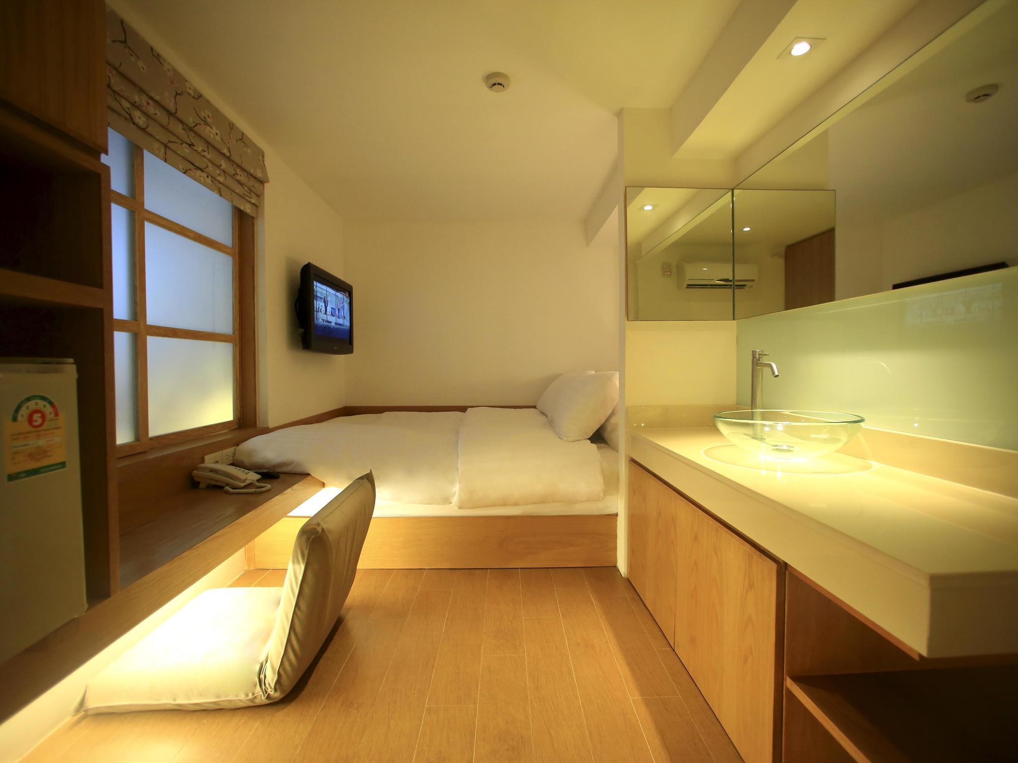 Silom One Bed & Breakfast Bangkok Dış mekan fotoğraf