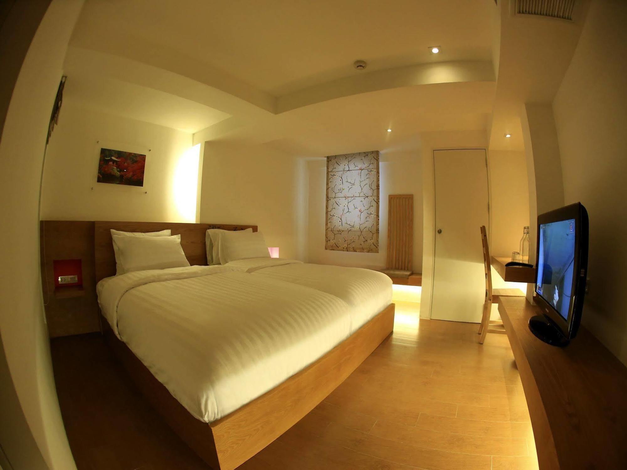 Silom One Bed & Breakfast Bangkok Dış mekan fotoğraf