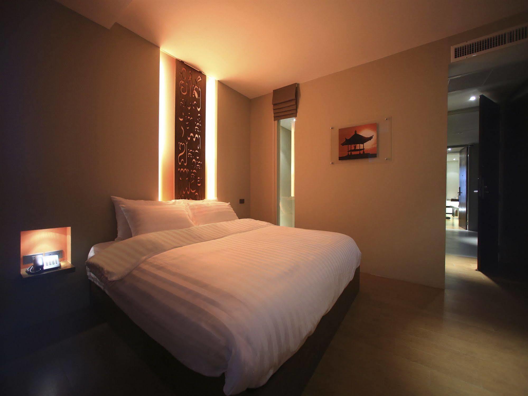 Silom One Bed & Breakfast Bangkok Dış mekan fotoğraf