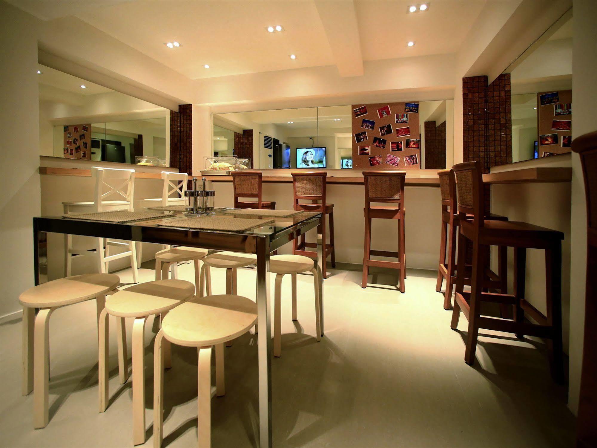 Silom One Bed & Breakfast Bangkok Dış mekan fotoğraf