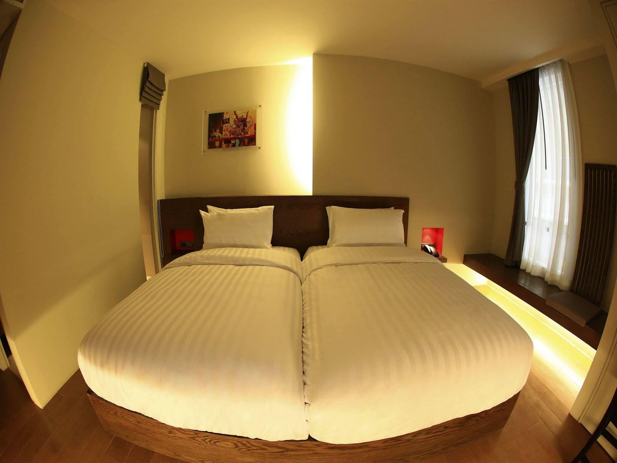 Silom One Bed & Breakfast Bangkok Dış mekan fotoğraf