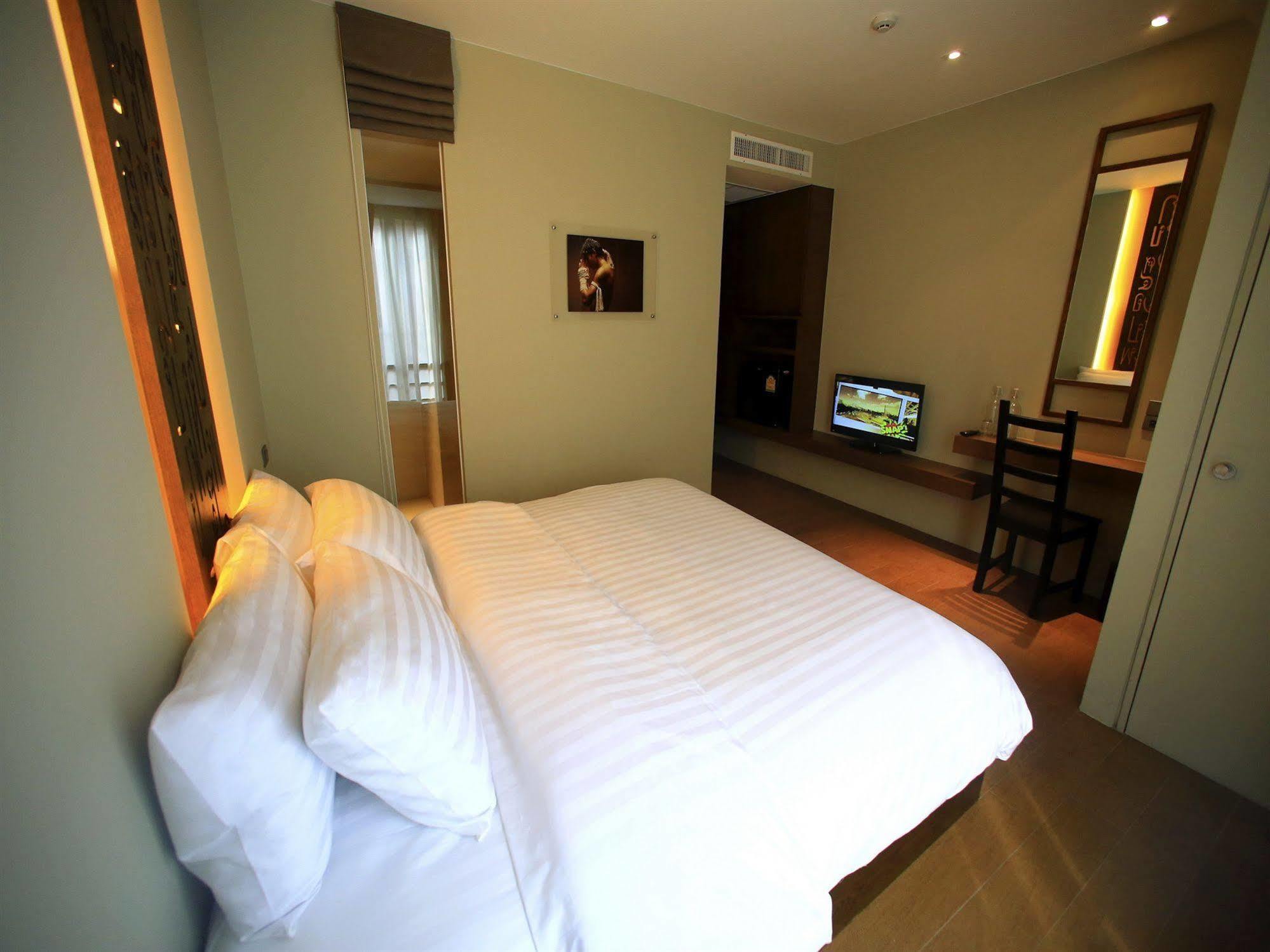 Silom One Bed & Breakfast Bangkok Dış mekan fotoğraf