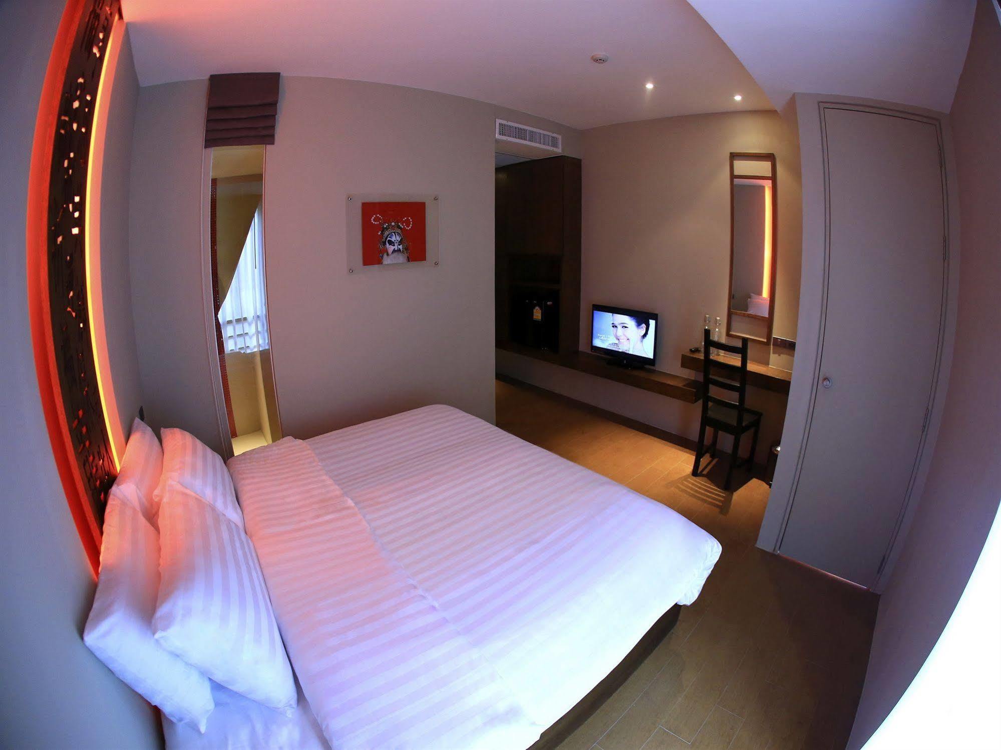 Silom One Bed & Breakfast Bangkok Dış mekan fotoğraf