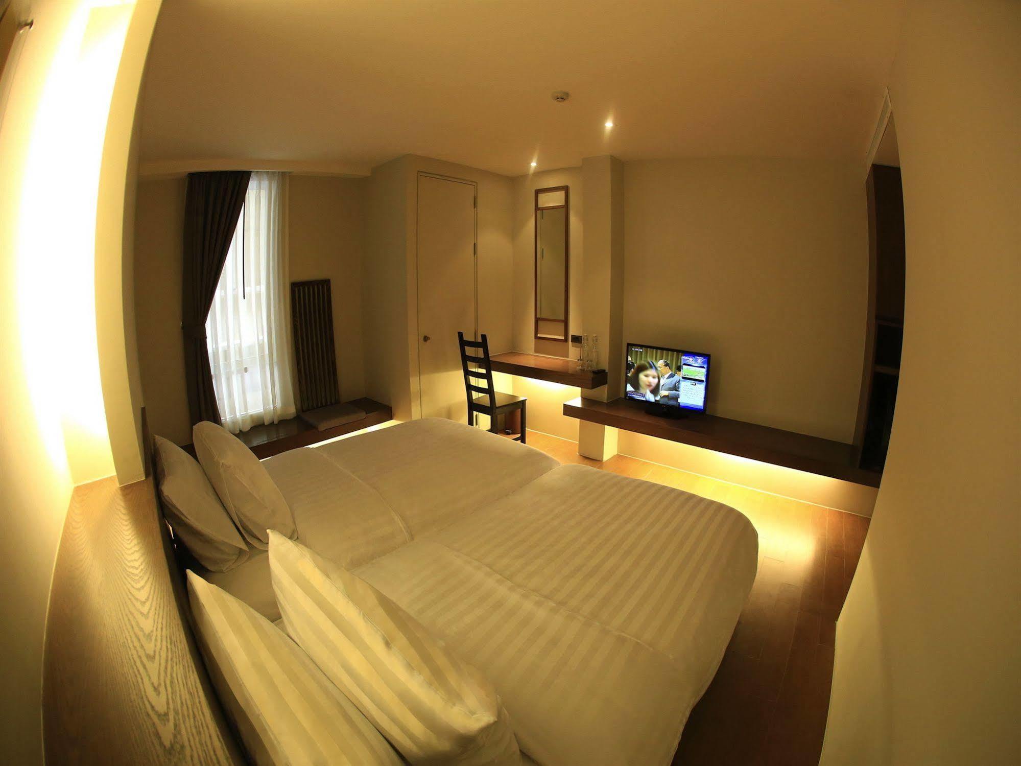 Silom One Bed & Breakfast Bangkok Dış mekan fotoğraf