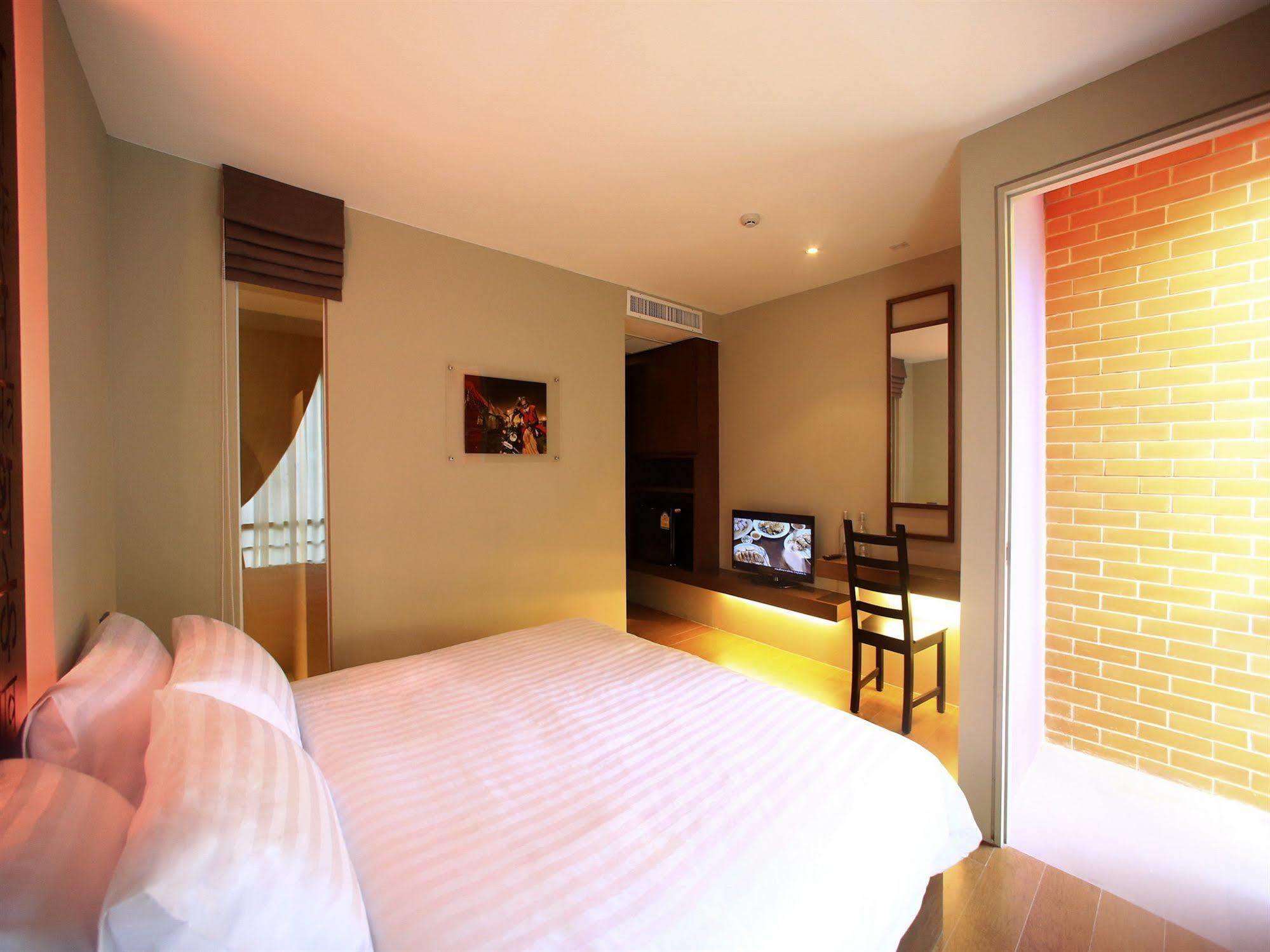 Silom One Bed & Breakfast Bangkok Dış mekan fotoğraf