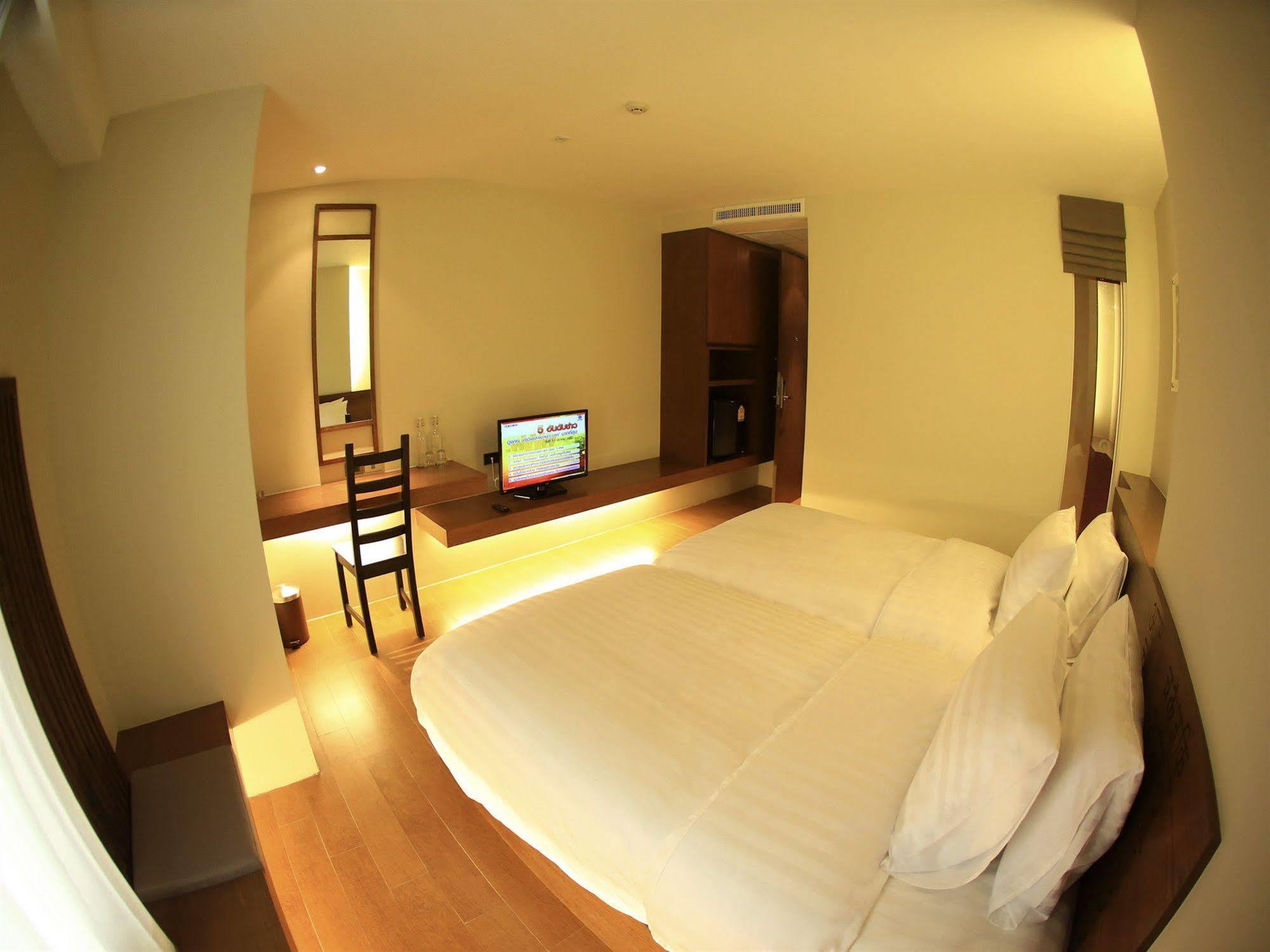 Silom One Bed & Breakfast Bangkok Dış mekan fotoğraf