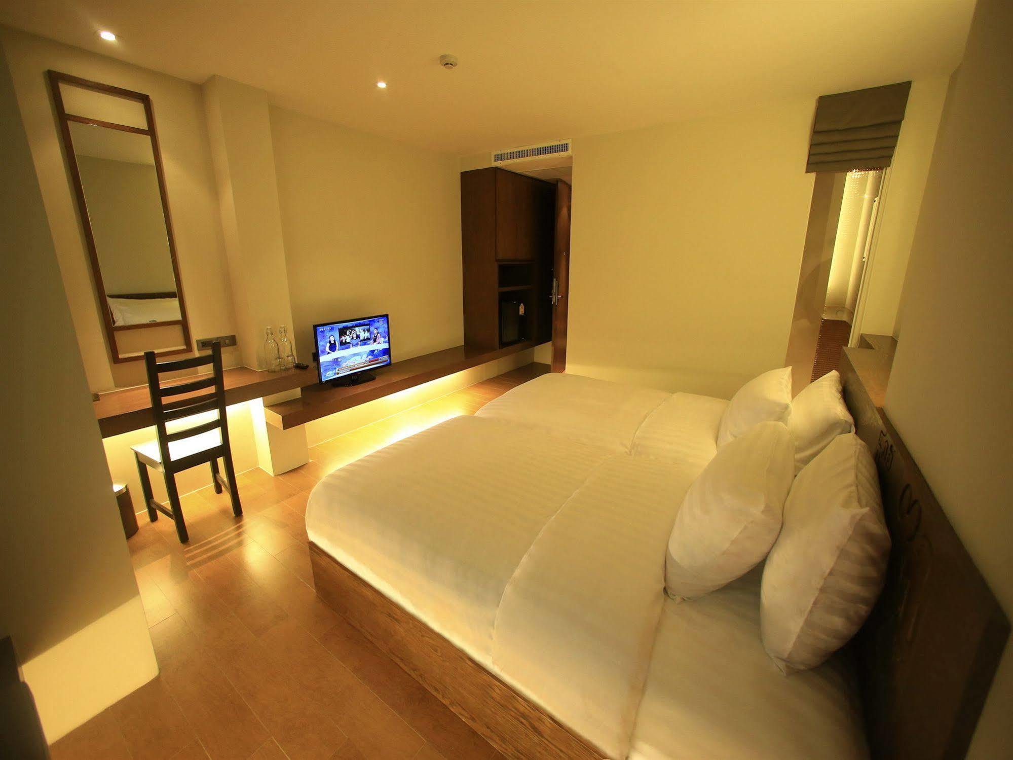 Silom One Bed & Breakfast Bangkok Dış mekan fotoğraf